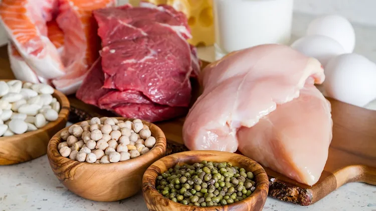 Hähnchen, Fisch, Fleisch und Hülsenfrüchte als eiweißreiche Nahrungsmittel.