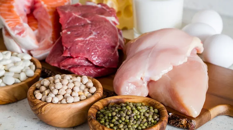 Fleisch, Fisch, Eier und Hülsenfrüchte als eiweißreiche Nahrungsmittel.