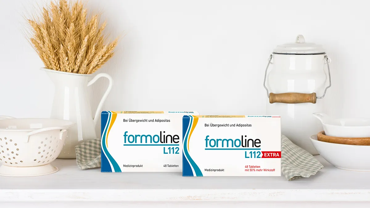 Zwei Packungen Formoline L112 auf heller Küchenanrichte mit Deko.