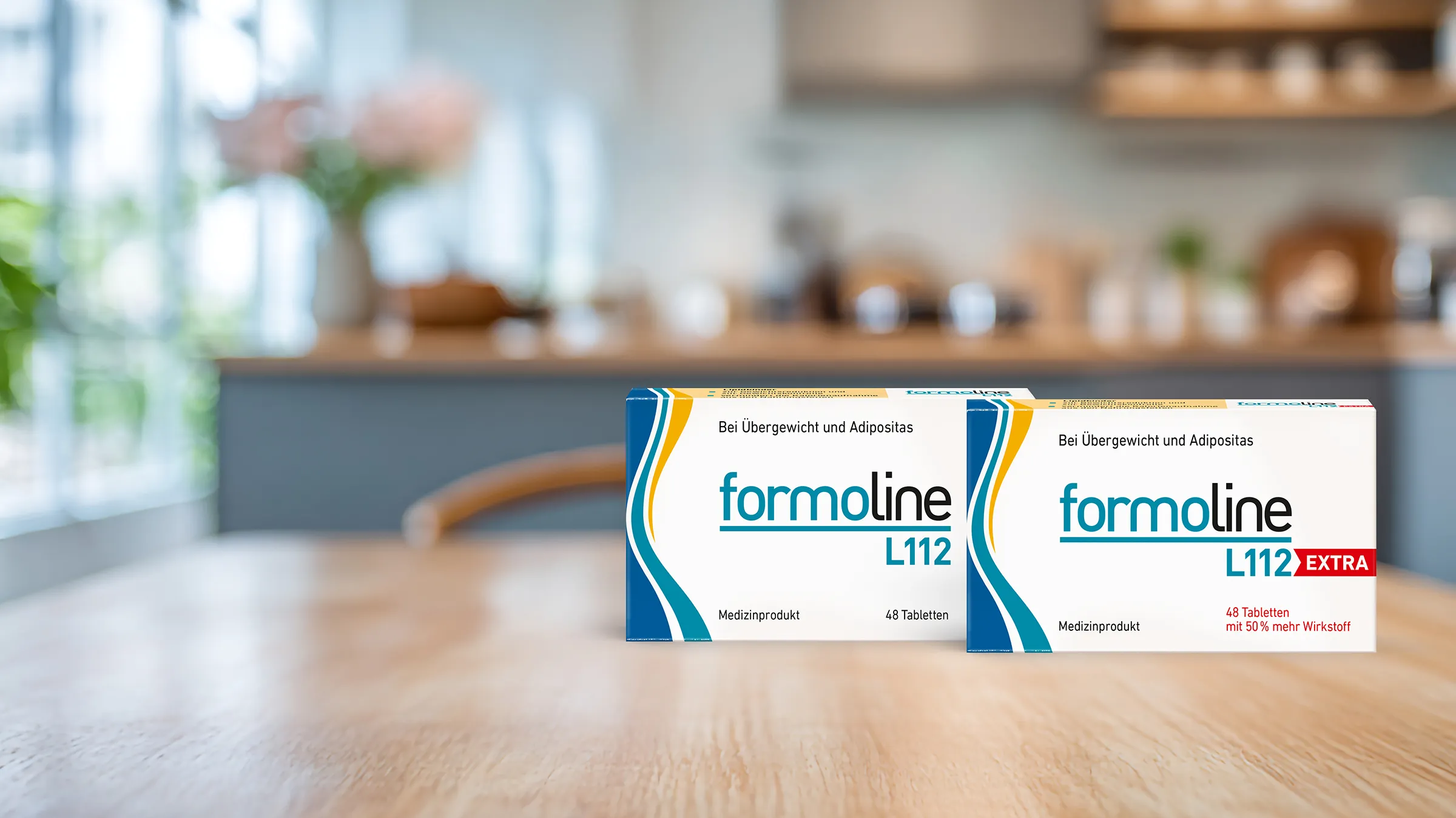 formoline L112 und L112 EXTRA auf Holztisch vor Küchenhintergrund.