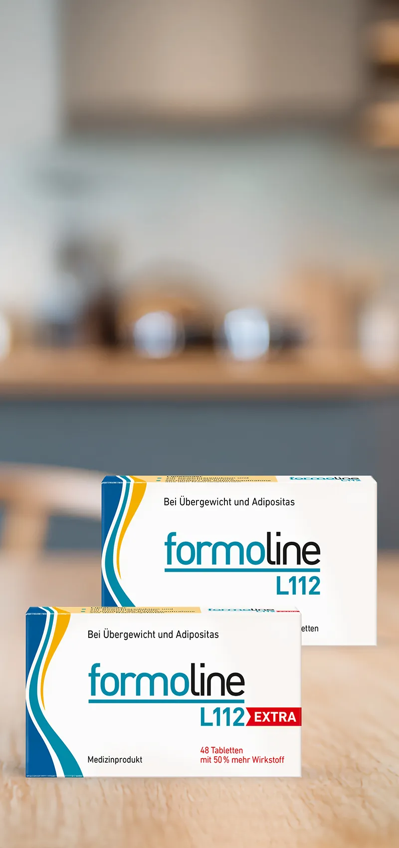 formoline L112 und L112 EXTRA auf Holztisch vor Küchenhintergrund.