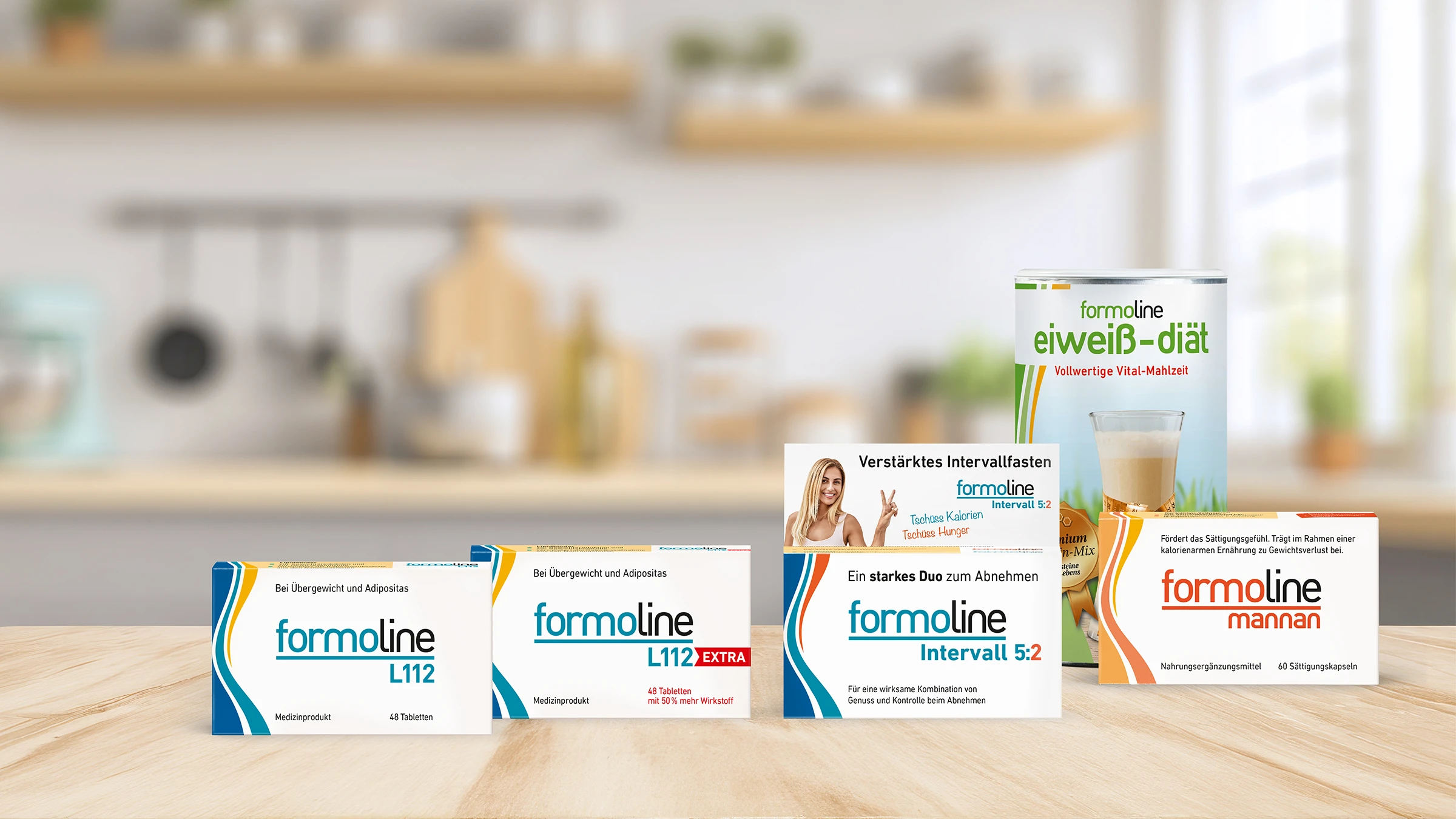 formoline Produkte auf Holzoberfläche in heller Küche.