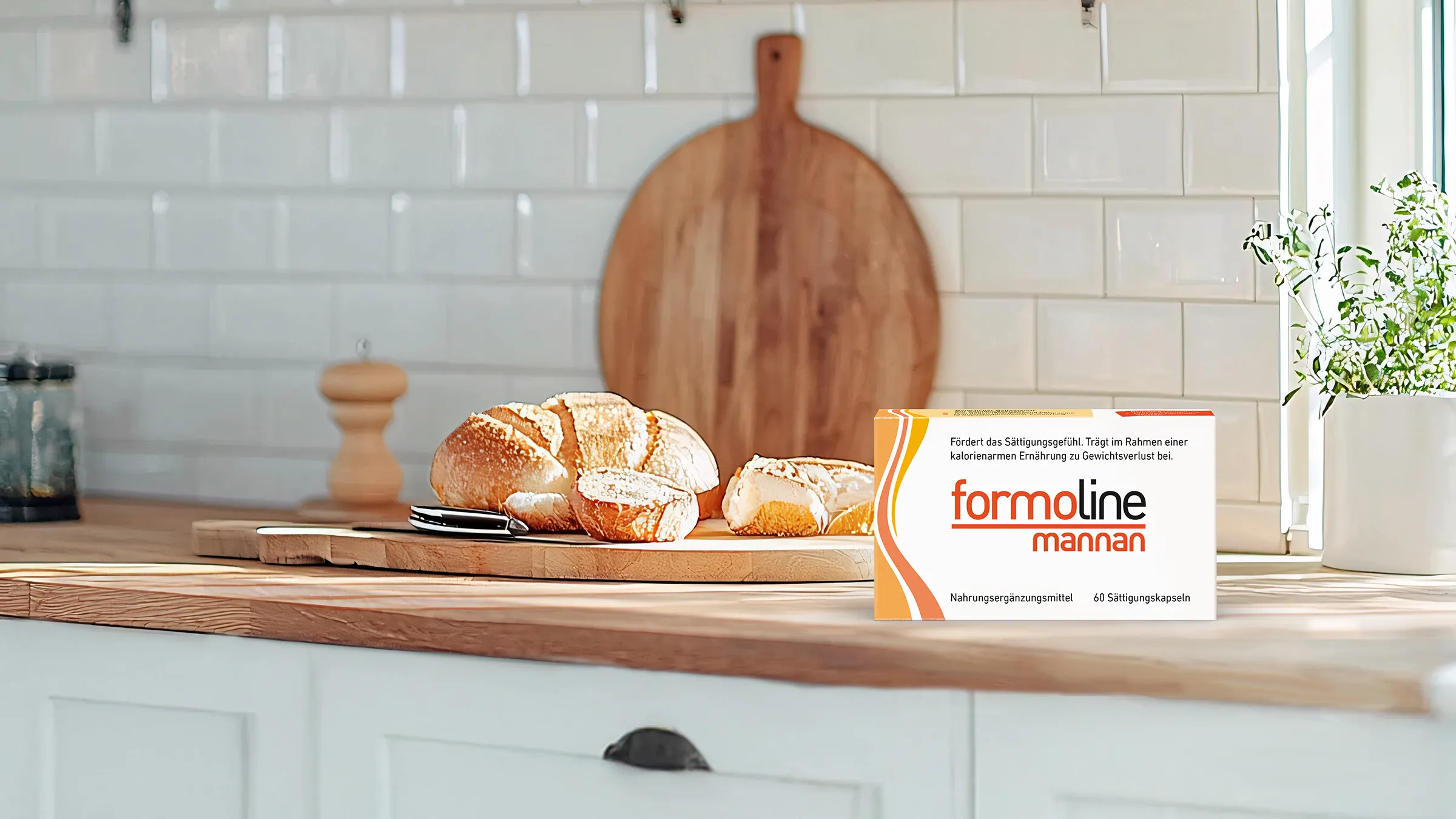 Packung formoline mannan steht neben Brot auf Küchentheke.