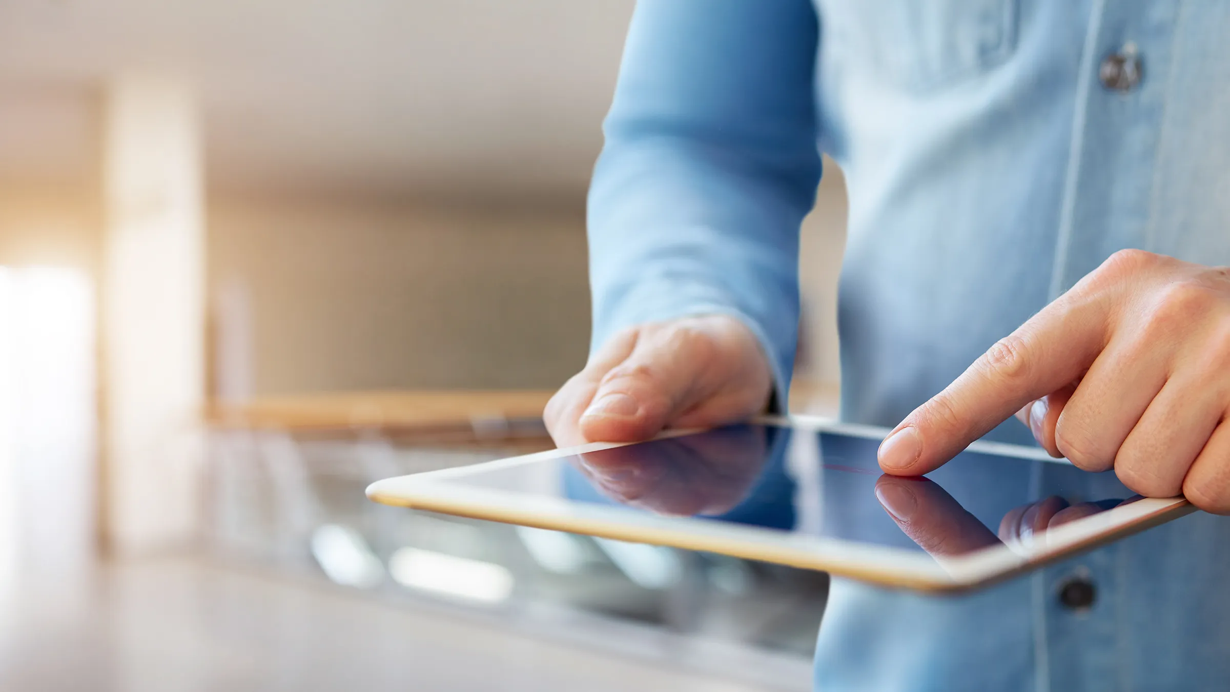 Finger tippen auf Tablet in Nahaufnahme.