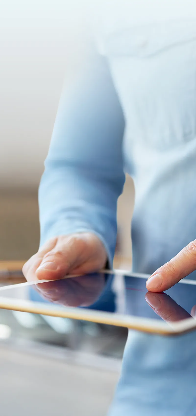 Finger tippen auf Tablet in Nahaufnahme.