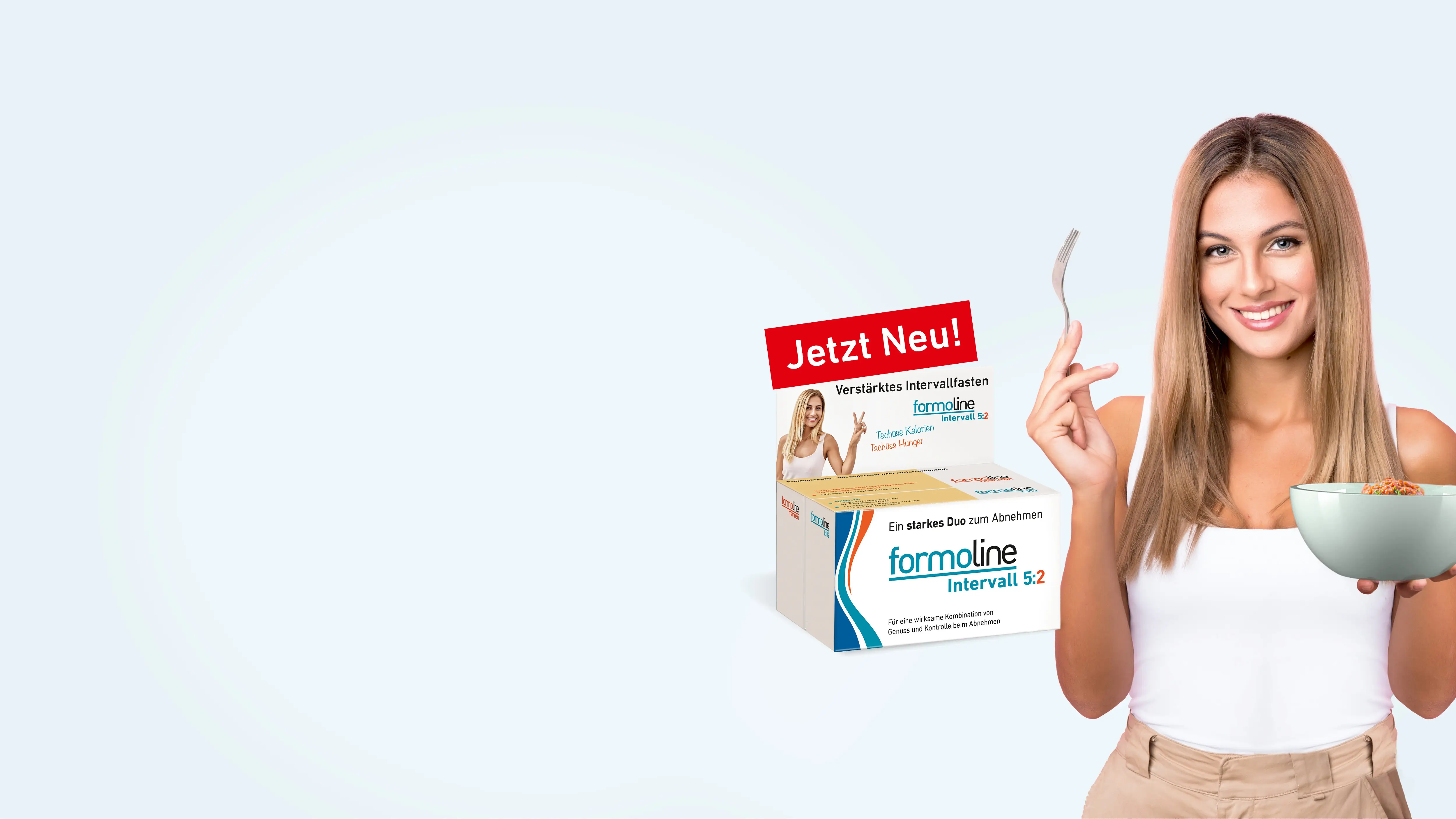Frau mit Schüssel und Gabel neben formoline Intervall 5:2 Verpackung mit Hinweis „Jetzt neu!“