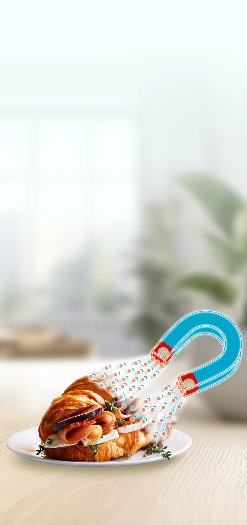 Croissant auf Teller mit Magnetgrafik darüber.