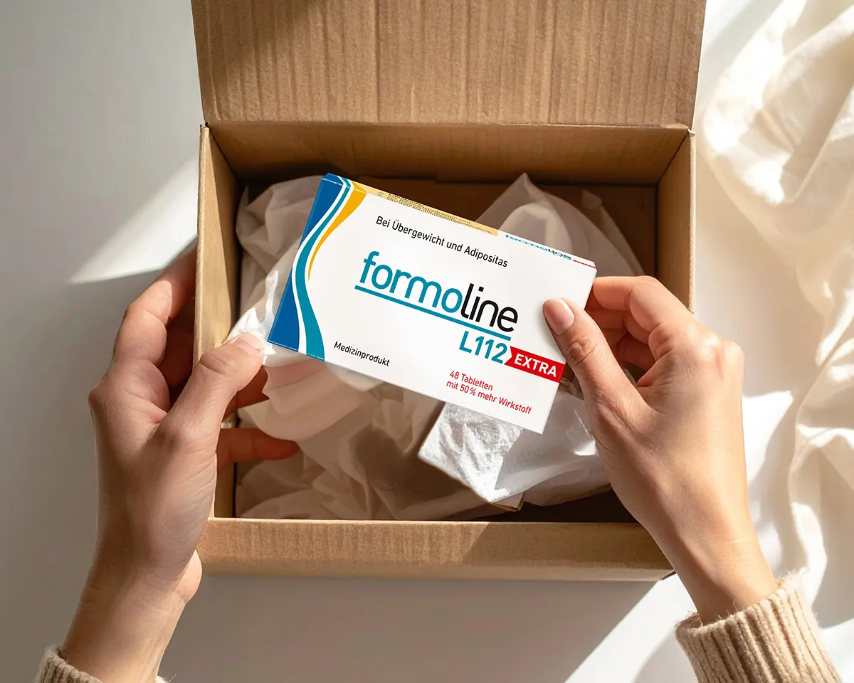 Hände halten formoline L112 EXTRA Packung über offenem Versandkarton.