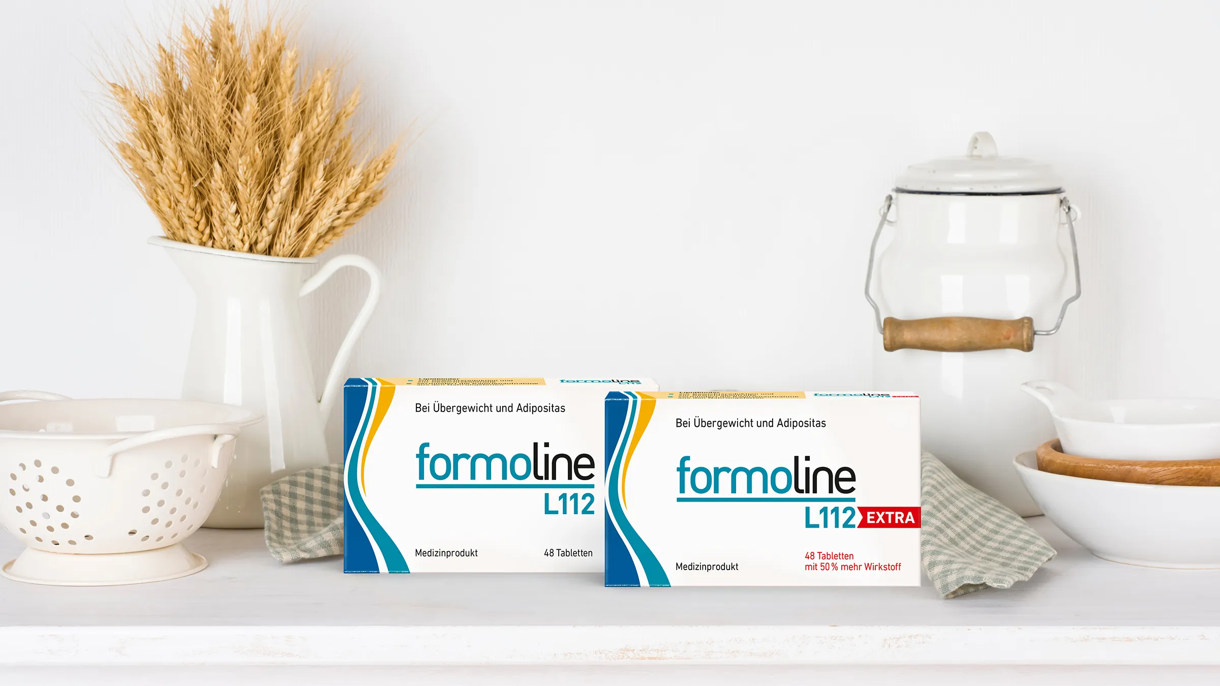 Zwei formoline L112 Verpackungen auf Regal mit Küchendekoration.