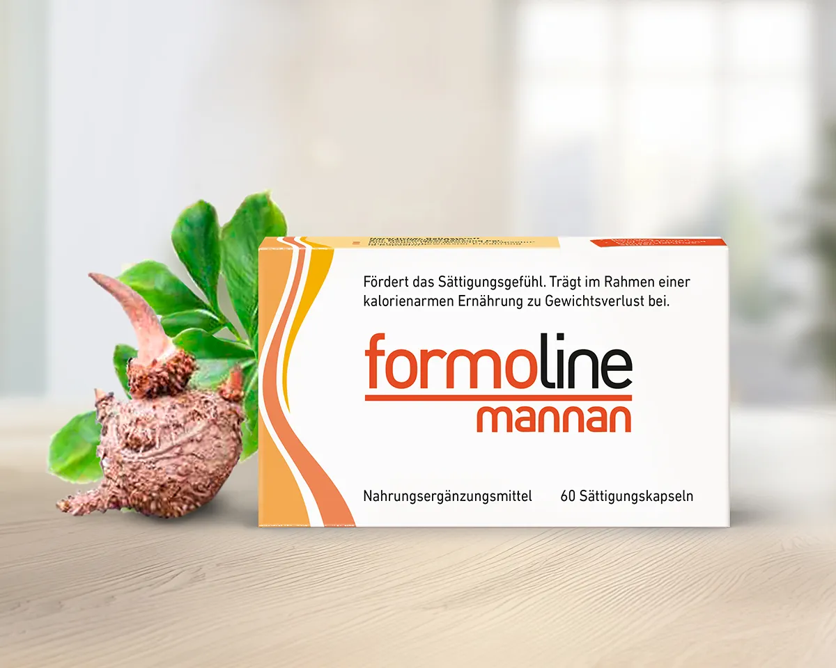 formoline mannan Packung mit Konjakwurzel und Blättern auf Holztisch.