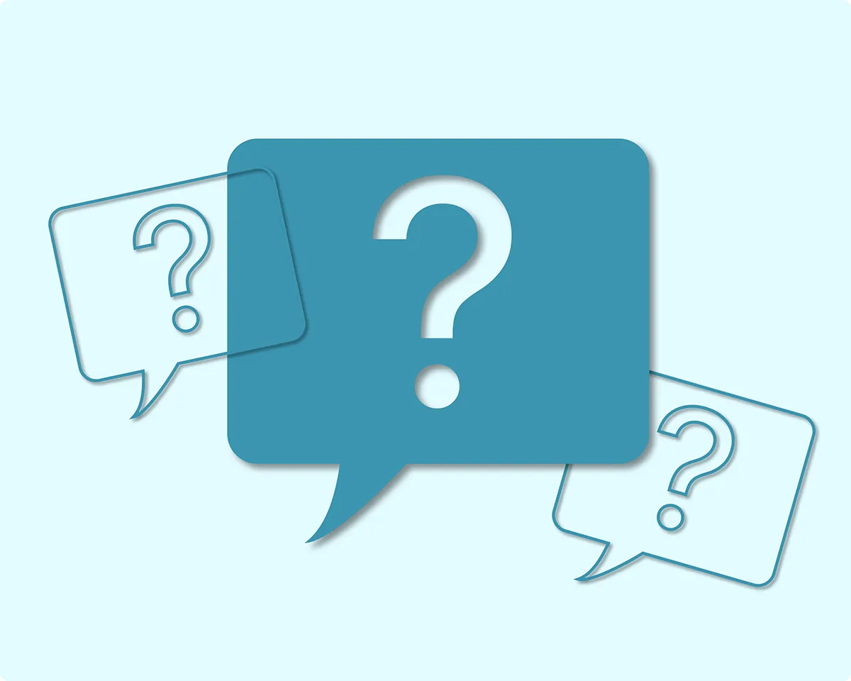 Grafik mit blauen Sprechblasen und Fragezeichen.